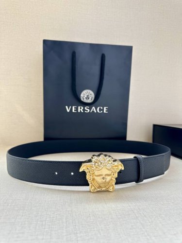 宽度4.0Cm Versace 范思哲 此款柔软的皮带饰3D美杜莎腰带扣，可搭配正装或休闲牛仔装。