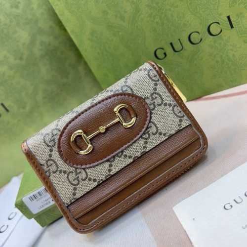 Guccl 195501颜色 白色尺寸： 11.5*8.5*3全新推出这款由Gg Supreme高级人造帆布和棕色皮革材质制成的Gucci 1955马衔扣卡包。