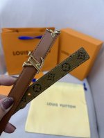 Pretty Lv 路易威登 双面腰带以耀目金属雕琢 Lv Initiales 搭扣和末端的不完整 Monogram 花卉，凝聚工艺淬炼和创意巧思。宽度2.0C