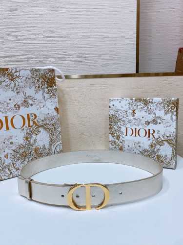 D Ior Montaigne *Cd*腰带 饰有*Christian Dior*标志 富有光泽的金色饰面金属细节 两个可拆卸环 小牛皮腰带 3.4Cm