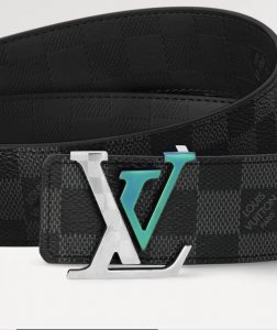 特 寬度：40mm Lv pyrmide Truck L OEiI雙面腰帶 進口面料飾有藍色標誌性圖案 襯托進口柔軟小牛皮底壓格紋 整體相呼應 全新搭扣 締造獨