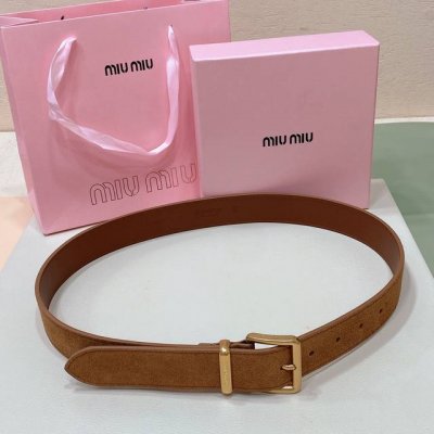 特 Miumiu 23 金属搭扣. 腰带环饰有激光雕刻徽标，这款皮革腰带设计简约而优雅 ，腰带伴环以Miu Miu徽标 进口牛皮腰带 3.5Cm