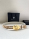 带宽3.8Cm Versace 范思哲 此款缎带腰带风格十分休闲，饰有标志性希腊回纹图案，可搭配休闲单品或高腰正装。 闭合式佩戴 希腊回纹图案 材质：100%聚