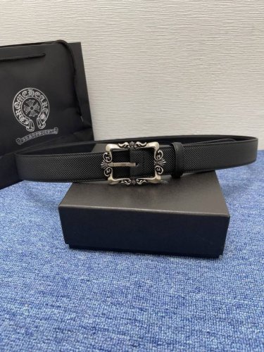 克罗心新款针扣系列腰带，采用小牛皮材质，完美搭配手工车线，经典百搭，时尚大方。