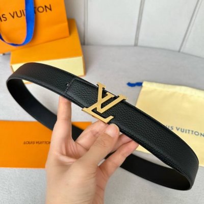 特 寬度：35Mm Lv S-Lock系列 寬度3.5Cm 精緻的字母搭扣 搭配驢家法國原廠荔枝紋皮料 雙面用