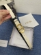 迪奥550 2.0Cm。 这款 Montaigne Avenue 腰带从同名手袋汲取灵感，采用黑色光滑 牛皮革精心制作，质感柔软，设计优雅，饰以富有光泽的新款金