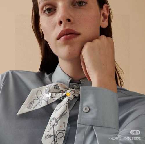 爱马仕Hermes “圆点钥匙”Twilly小丝巾 Twilly小丝巾 100%桑蚕丝 重磅18姆米斜纹面料 这款小巧的真丝配饰佩戴方式千变万化，可为您的日常造