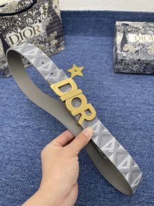 迪奥550 3. 5Cm 特 这款 30 Montaigne Avenue 腰带从同名手袋汲取灵感，采用黑色光滑 牛皮革精心制作，质感柔软，设计优雅，饰以富有光