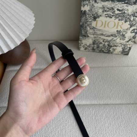 Dior新款腰带采用光滑牛皮材质精心制作，搭配富有光泽的珍珠饰面金属腰带扣，彰显优雅线条，并镌刻以Cd标志点缀，经典优雅，可与牛仔裤、半身裙或连衣裙轻松搭配。宽 - 点击图像关闭