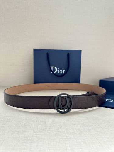 特 Dior 这款金属覆层黄铜腰带扣是二零二四春季系列新品，展示 Cd Icon 标志和 Oblique Cosmo 图案，致敬 Dior 的经典图案。可与各式