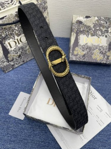 这款复古银色饰面黄铜腰带扣是二零二四春季系列新品，展示 Cd Dragon 标志。可与各式 35 毫米腰带搭配，提升格调，打造精致造型。 复古银色饰面黄铜 意大