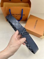 特 本款4.0宽Lv Initiales 双面腰带聚焦品牌经典 Damier 格纹，以 Damier Graphite 帆布和 Damier Infini 皮革