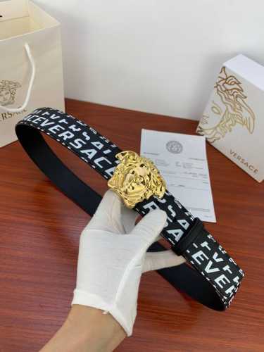 特 P200 宽度3.8Cm Versace 范思哲 爆款十字纹印花搭配经典人头：此款腰带配有醒目的美杜莎头像搭扣，可为任何造型增添几分立体雅致效果。