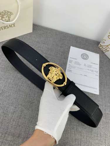 V E R S A C E 范思哲这款柔软头层皮饰带搭配一枚椭圆形美杜莎带扣。腰带饰有一枚金属圈环，宛如点睛之笔，本季标志性的Versace饰件点缀其上，平添魅