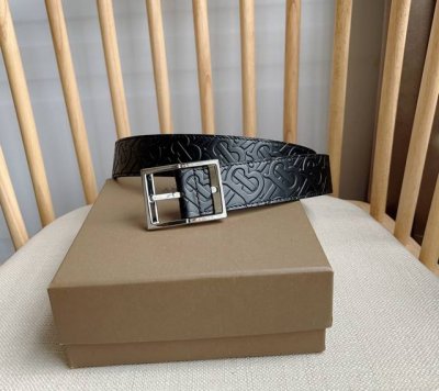 特P210 Burberry巴宝莉专柜同步上新意大利制腰带 装饰品牌专属标识压花图案 搭配镀钯金搭扣 营造精致设计感 宽:3.5Cm 精致优雅 简单大方