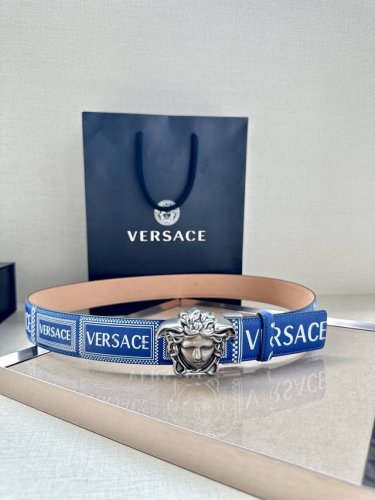 p230 皮带宽度3.8Cm Versace 此皮带，配有立体La Medusa双面搭扣，一面饰有Barroco印花。 la Medusa搭扣 腰带环 里/面料