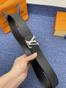 品牌Lv 4.0Cm 描述这款饰有Lv带扣的腰带配以水牛皮衬里，覆以Monogram 牛皮。展现细腻的品牌特质，是牛仔裤的理想配件 Lv字母带扣 Monogra