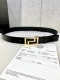 宽度3.5cm VERSACE 范思哲 此款光滑平纹小牛皮腰带饰有一枚几何形状的希腊回纹搭扣，可搭配正装或休闲装。