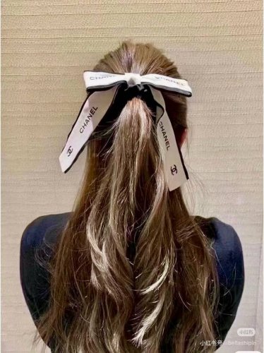 Chanel 手工坊系列面料：18姆米真丝颜色：黑色 白色香家王炸配饰蝴蝶结发圈完美实用百搭每个女人都逃不过的小配饰本季新款配饰的王炸性价比高真正的可研可甜发圈