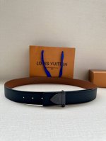特 3.4宽 Lv Trunk 双面腰带 皮革塑造摩登设计，可为商务或休闲造型注入典雅魅力。铭纹 S-Lock 搭扣援引品牌经典行李箱元素