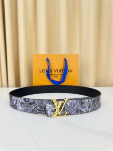 4.0宽精品钢扣皮带，采用立体菱形纹钢扣设计，搭配丛林迷彩与灰调迷彩两款艺术图案皮革。钢扣经多道抛光工艺呈现金属光泽，皮带内衬黑色真皮，双面可用设计兼顾户外风格