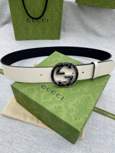 宽度3.8Cm Gg Marmont系列每一季都会推陈出新，为灵感源于70年代的标志性原版Gg6.0Cm钢扣配件注入现代精髓。这款双色头层牛皮腰带 给你带来更多