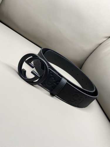 Gg 4.0宽典藏设计中的标志性元素于 早秋系列焕发新意。这款腰带选用黑色超级双G皮革打造，互扣式双G银色调配件更添个性魅力。