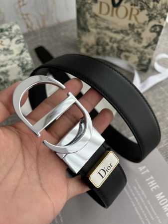 品名：迪奥. Dior.原单 型号：挂扣，原版经典挂扣，实物拍摄，头层牛皮 材料：百分百头层牛皮，保证真皮。双面可用专柜同等质量，原版经典双面平纹，银扣，可旋转 - 点击图像关闭