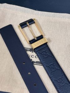 当季新款，中性色调精致牛皮革与方形搭扣完美合璧，不经意间散发商务正装风范。这款宽版腰带精选光面牛皮革制作，方形搭扣金属环上的Gucci刻花尽显个性魅力。，3.5