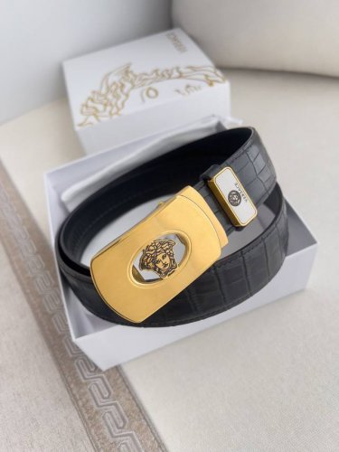 品名：范思哲.Versace.皮带腰带自动皮带 型号：自动带，纯钢材质经典人头自动扣，图片实物拍摄 腰带：百分百头层牛皮，自动带身，保证真皮。24K纯钢扣永不掉