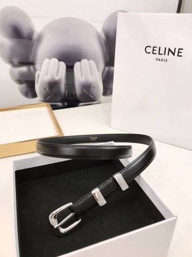 赛林Celine腰带选用珍贵奢华皮革精制而成，均为天然皮革，金色金属Triomphe 配领扣带扣，1.8Cm宽，