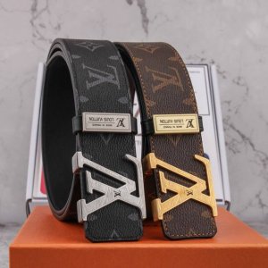 Lv皮带宽度：4.0Cm 专柜同步最新系列，搭配精致雕扣头 媲美代购欢迎对比时尚百搭，品味的体现，休闲高大上！ Iphone实物实拍， 腰带上身效果超好，抓紧转