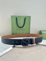 宽度4.0Cm Gucci系列，品牌标志性的双G原单钢扣标识经重新诠释后，以光彩夺目的金色调呈现在这款手掌纹腰带上。