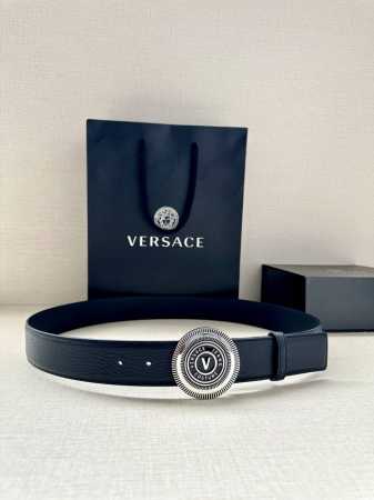 宽度3.8Cm Versace Jeans Couture 牛皮革V-Emblem板扣式皮带、饰有La Greca彰显个性设计。该铆钉腰带饰有La Greca五 - 点击图像关闭