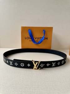 3.0宽Lv 双面荔枝腰带以新颖视角解读路易威登经典元素 Monogram Empreinte 压纹皮革含蓄流露品牌气息 翻转即现 Monogram 压花一面