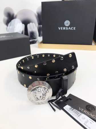 皮革腰带，以经典 Versace 美杜莎头像装饰，皮带配有闪亮五金，增添造型魅力。完美时尚必备单品。4.0宽 - 点击图像关闭