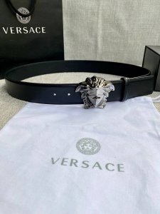 宽度4.0Cm Versace 范思哲 此款山羊皮腰带的搭扣饰有品牌标志性的金 银色闪光Virtus五金配件。