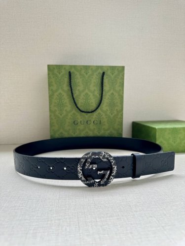 宽度4.0Cm Gucci 互扣式双G带扣腰带，采用热压印技术的Gucci Signature蓝色皮革精制而成，触感厚实，印花图案清晰分明。