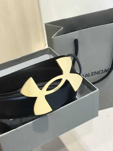 巴 .世家 Balenciga Fall-Winter 宽35Mm 黑色腰带采用复古美学设计意大利制造的原厂希腊纹皮革，釆用安德玛联名造型 签名镀金金属效果，深