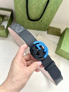 宽度4.0Cm Gucci 这款腰带在品牌系列中惊艳亮相，采用以经典颜色 乌木色组合呈现的品牌双G字母交织图案，与选用头层牛皮材质相得益彰。双色五金效果，突显时