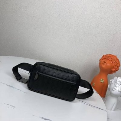 Bv新款编织皮革小巧腰包线形腰包，采用标志性Intrecciato 15编织进口打蜡牛皮制作，顶部拉链开合，配有正面拉链袋和内部手机隔层，可调节饰带型号：807