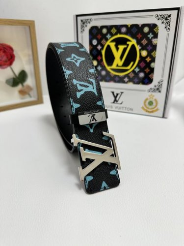 品名：Lv..路易..威登 材质：原单牛皮腰带 百分百头层牛皮腰带保证真皮，24K纯钢扣，专柜原单品质、做工精细，时尚大牌，送人自用首选 包装： 请认准如图专柜