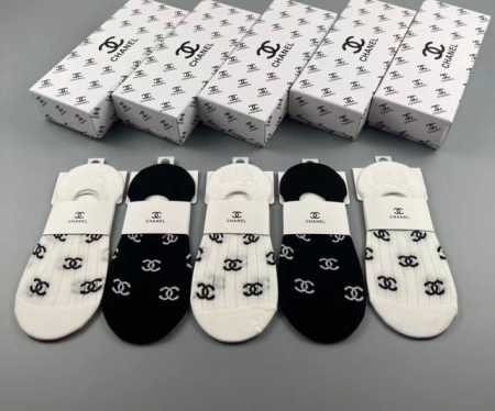 特 Chanel 香奈儿小香新品女款隐形袜子 一盒五双 提花经典标志，纯棉材质，超舒适超美腻大牌出街，潮人必备超好搭 - 点击图像关闭
