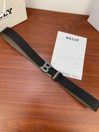 3.4宽 正装腰带由压纹牛皮制成，双面可用 Bally Stripe 细节。银色金色 金属搭扣点亮整体造型。