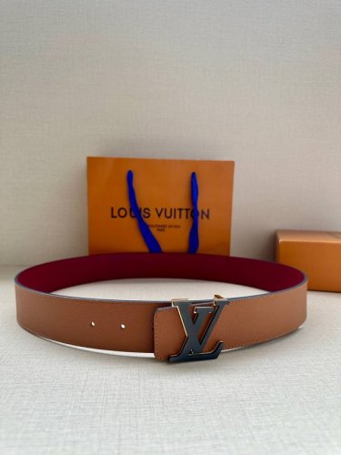 Lv4.0宽 Rays 双面腰带为中央搭扣镂刻细密纹理，进口手掌纹枣红底 临摹日光照射时的灿烂光线，可为多样造型注入创意巧思