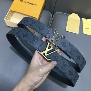 原版包裝 L0Uis Vuitt0N 專櫃最新升級版本 寬度40Mm 原廠小荔面壓刻有花型圖案效果 內襯進口柔軟小牛皮底 搭配新款字母搭扣 百搭易襯！