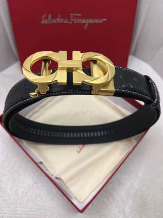 菲拉格慕：原单头层牛皮鸵鸟纹面，内衬头层牛压横条纹底．搭配原单自动扣．此款腰带双面采用意大利原定厂制进口牛皮带身 ，对专版柜足宽3.5宽 - 点击图像关闭