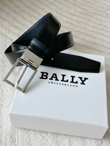 Bally双面皮带，宽3.4Cm 黑与藏蓝碰撞，一面沉稳一面雅致。金属扣利落精致，皮革细腻有质感，随意切换风格，商务通勤或休闲出行都适配，系上它，低调彰显品味，