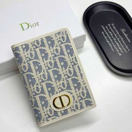 Dior D48颜色 乳白色尺寸 10*14*2.5 Dior专柜秋冬新款火爆登场！这款30Montaigne护照套经典，采用蓝色提花面料，Oblque印花装饰 - 点击图像关闭