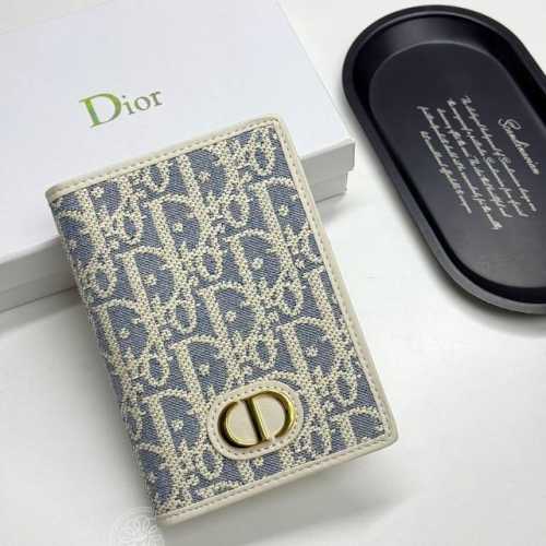 Dior D48颜色 乳白色尺寸 10*14*2.5 Dior专柜秋冬新款火爆登场！这款30Montaigne护照套经典，采用蓝色提花面料，Oblque印花装饰